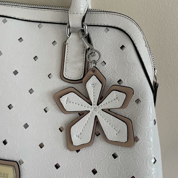 GUESS Rare White Tote Bag NWOT - Picture 3 of 15